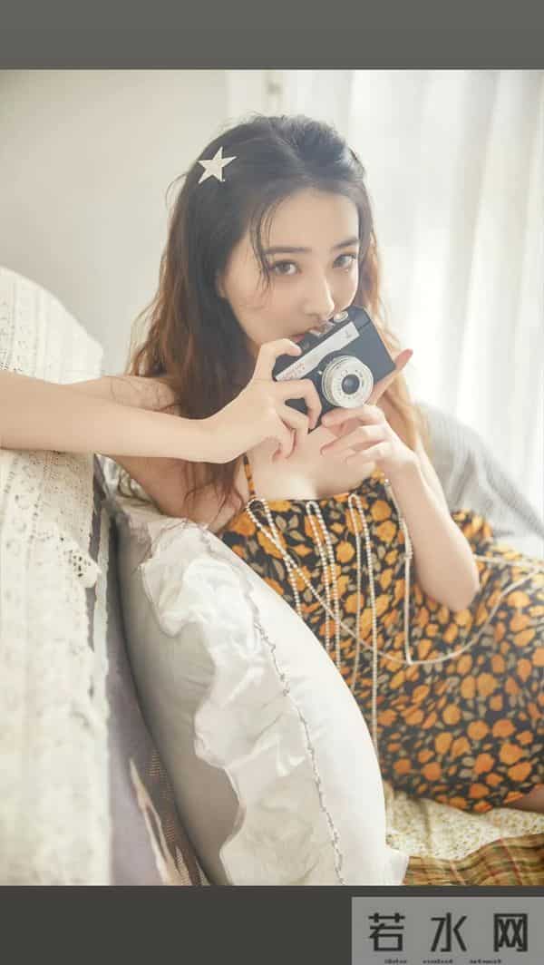 徐璐裹胸短裙性感写真，一双大长腿太迷人了