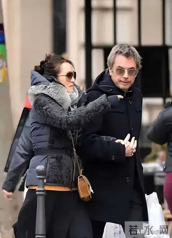 恩爱了6年,76岁的法国老公衰老萎缩,59岁的巩俐正绚烂如花