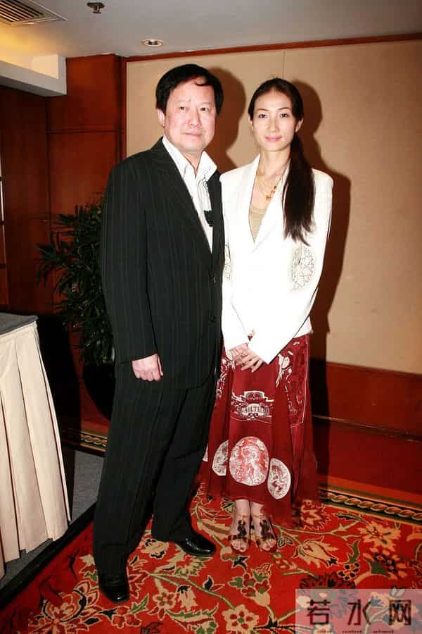 36岁嫁大17岁亿万富豪,入豪门后名声扫地,如今60岁依旧孤身一人