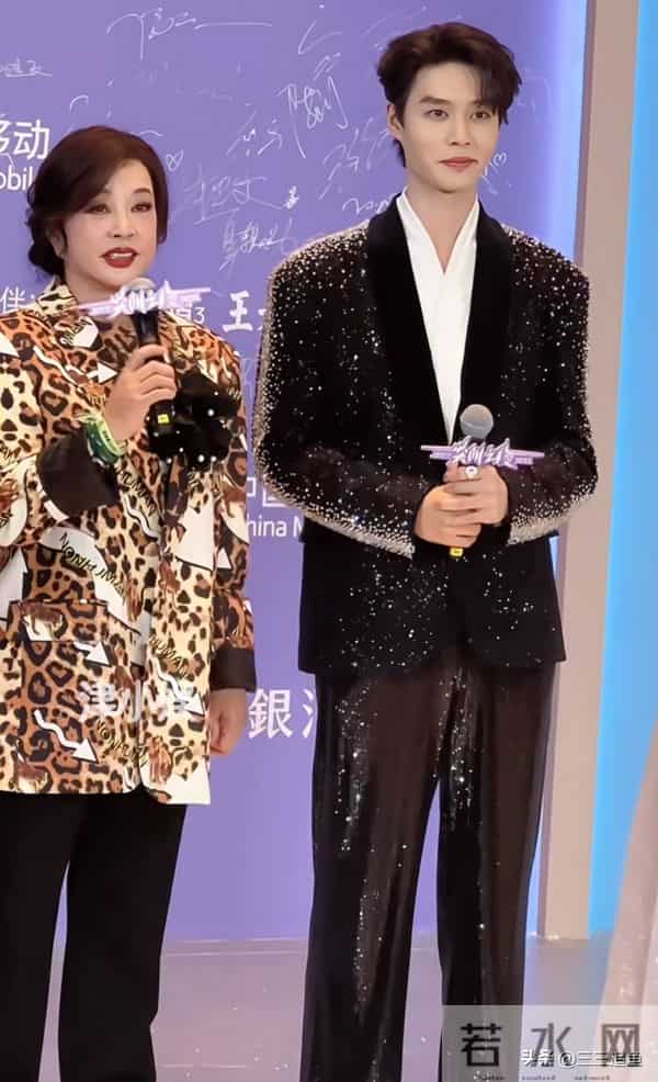 澳门这晚，杨幂罕秀性感，蓝盈莹气场十足，都败给了75岁的刘晓庆