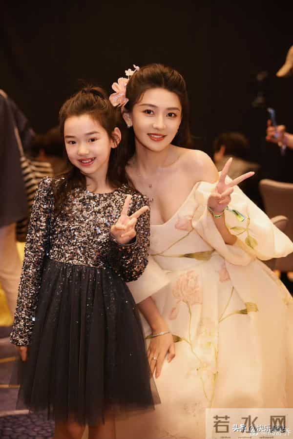 好羡慕！董璇女儿小酒窝一口气晒17张合影，数位明星主动贴脸合照