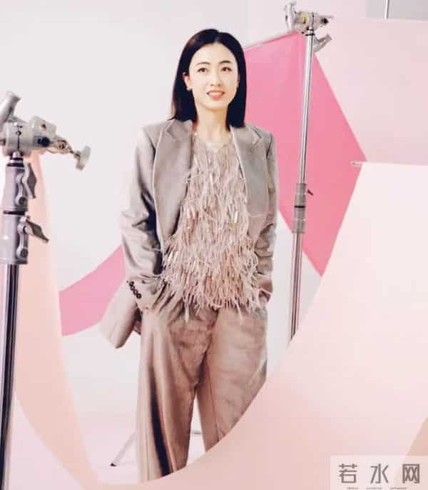 74岁刘銮雄坐轮椅现身，站立需搀扶洁癖严重，甘比一脸疲惫气色差