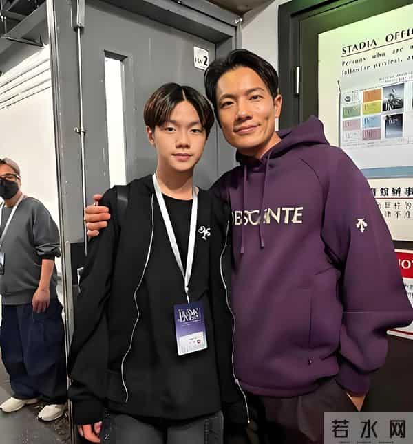 “杨千嬅13岁儿子惊艳亮相！身高突破170，眉眼鼻脸型全随爸！