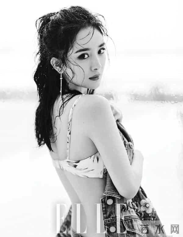 杨幂海滩“大展身手”，白裙湿发美成画！