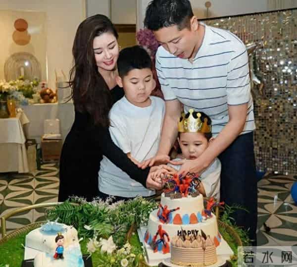 李小萌夫妇为小儿子庆祝4岁生日，模样像极了王雷，大儿子像妈妈