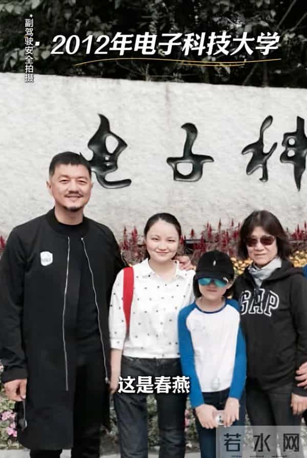 李亚鹏公开“第四个女儿”：17年前助养的汶川地震中遭截肢女孩，在其资助下考上电子科技大学，两人重逢后相拥而泣