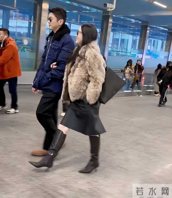 45岁霍思燕现身机场，貂皮配皮靴子老土显矮，杜江打扮的像个大爷
