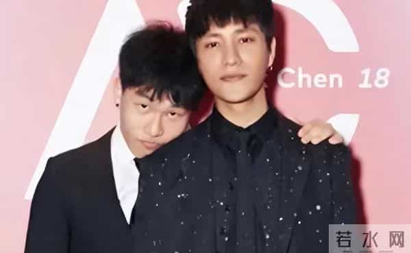 两天曝三瓜！索赔四千万，婚内出轨生子、双胞胎男孩，个个都离谱