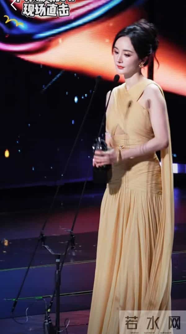 杨幂一袭暖黄长裙登爱奇艺尖叫之夜，领奖造型美到犯规