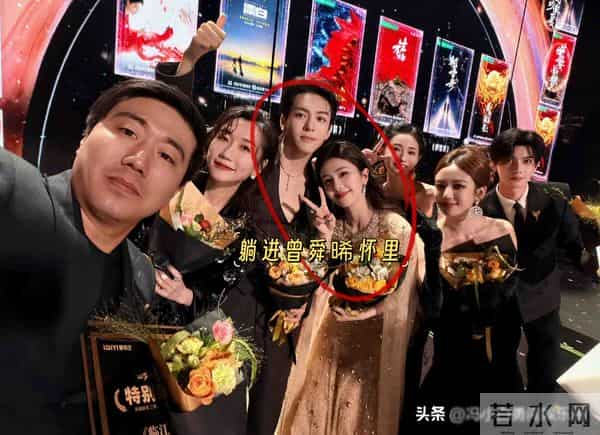 尖叫之夜白鹿拍照躺进男星怀里，绯闻男友张凌赫悄悄看白鹿还破防