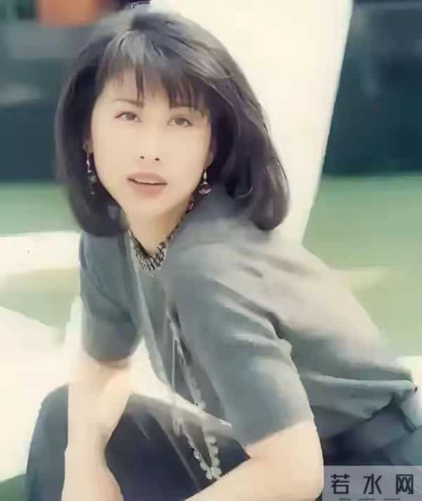 踹掉费翔，和林子祥结婚却分房睡的叶倩文，如今已走上了另一条路