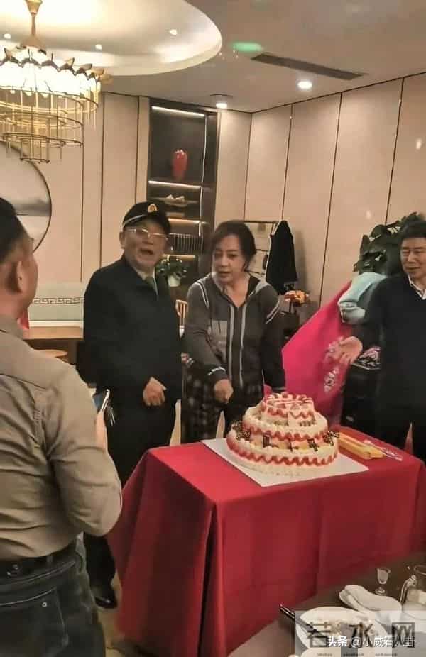 刘晓庆过75岁的生日画面曝光 打扮好朴素，脸色憔悴