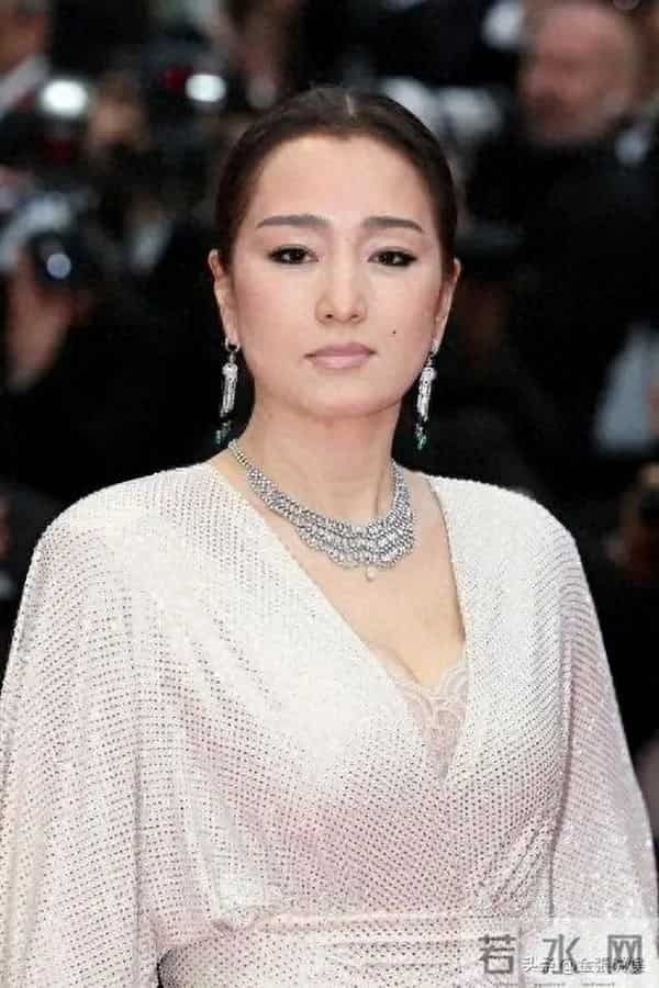 恩爱了6年,76岁的法国老公衰老萎缩,59岁的巩俐正绚烂如花