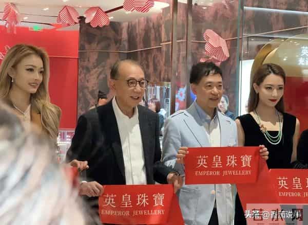 39岁白冰西安亮相美上热搜！难怪连胡歌都说她太美不敢直视