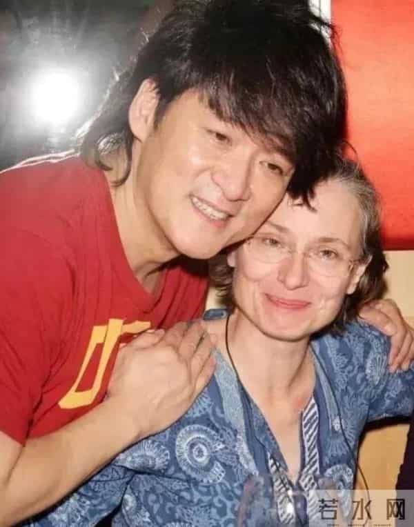 太情义！64岁周华健回汕头祭祖，捐1w现金，大合影家族基因好强大