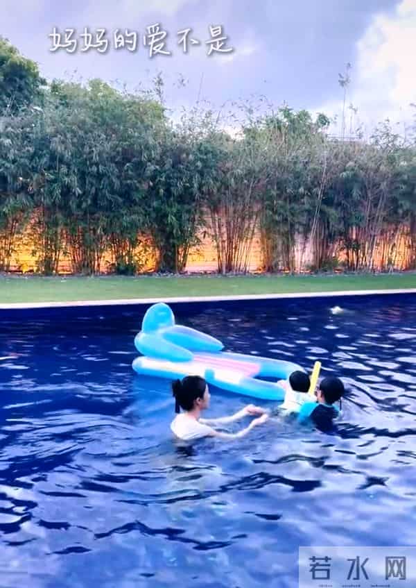 李念和两个儿子在自家豪宅泳池游泳,三胎儿子正脸曝光