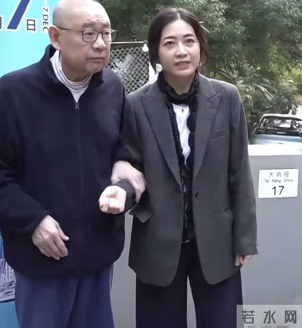 74岁刘銮雄与甘比罕见合体！女方气色佳保养得宜，搀扶男方显疲惫