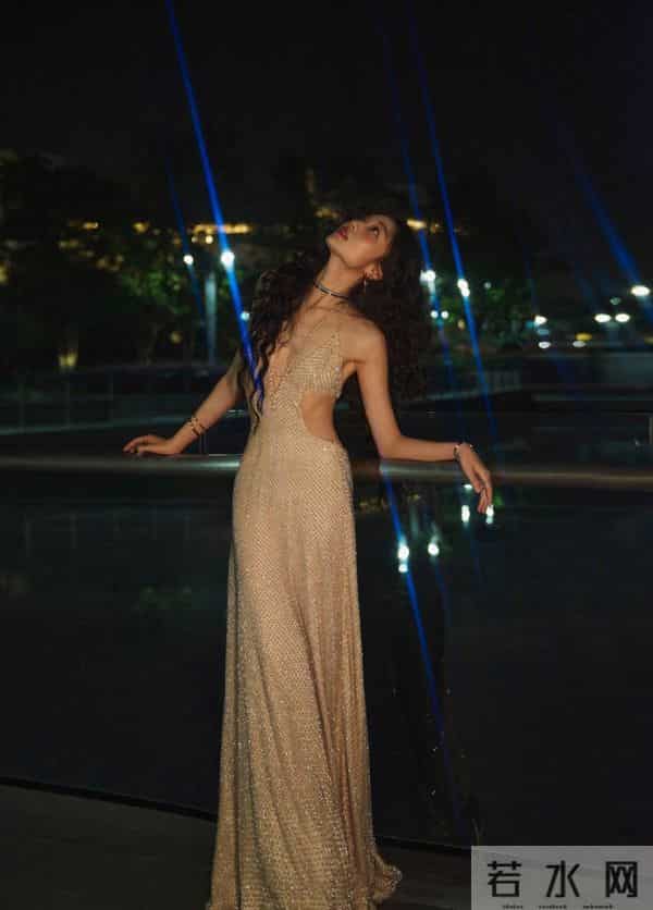 孙千 深V露背裙