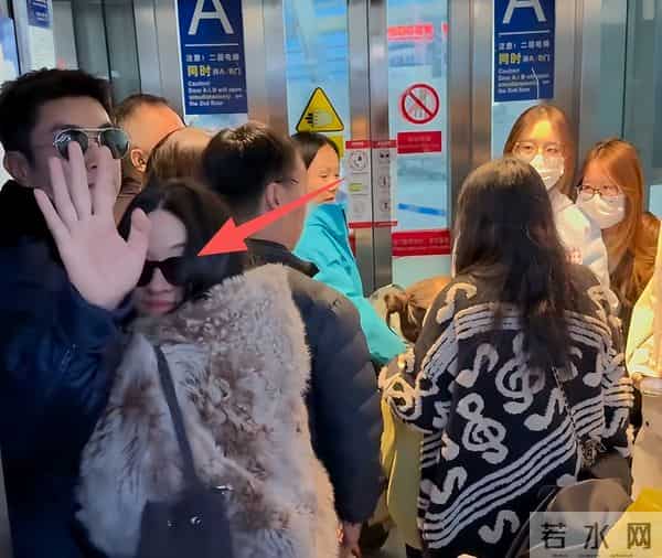 45岁霍思燕现身机场，貂皮配皮靴子老土显矮，杜江打扮的像个大爷