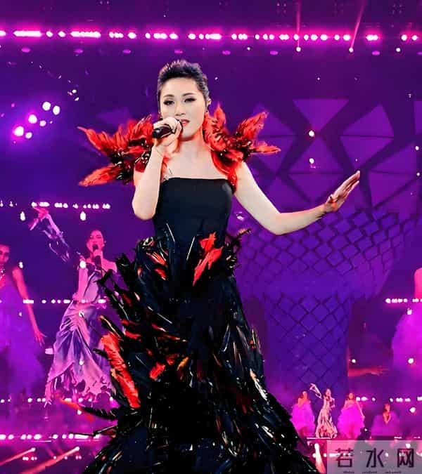 “杨千嬅13岁儿子惊艳亮相！身高突破170，眉眼鼻脸型全随爸！