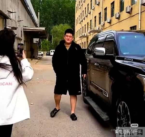 赵家班深夜聚餐赵一楠请客,和宋晓峰像父子,钱多到花不完很低调