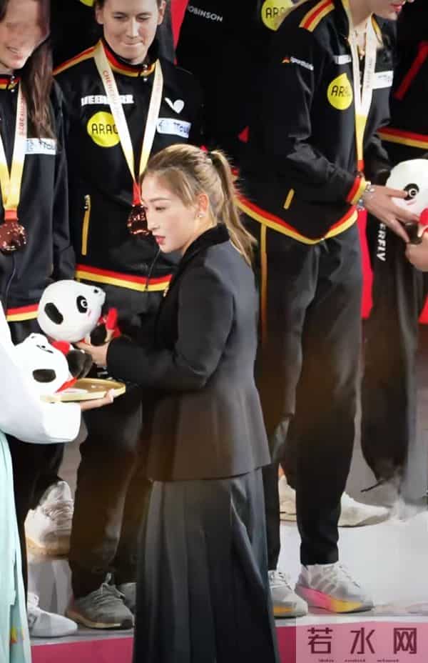 刘诗雯现身成都混团赛颁奖，黑西装搭百褶裙气质优雅美得好耀眼