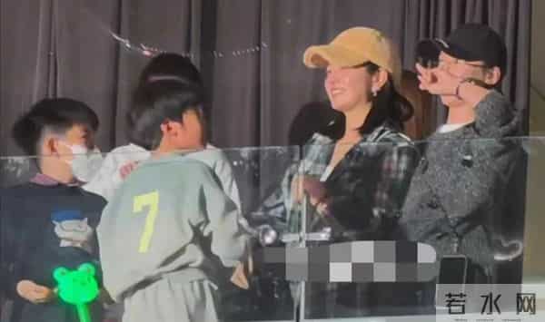 陈妍希和谢楠带娃看演唱会！7岁吴所惧环抱8岁小星星，高冷似陈晓