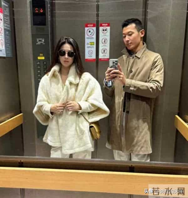 朱珠41岁与老公外出逛街,夫妻俩造型贵气,简直是金童玉女