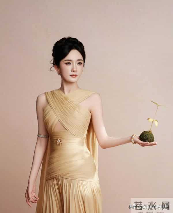 杨幂香槟金礼裙出镜,冷艳气质藏不住了