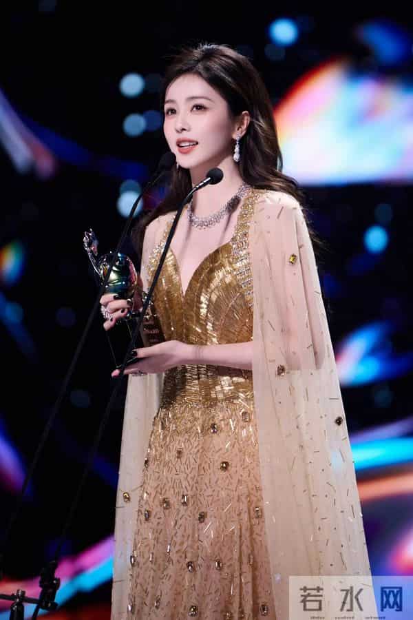 白鹿黄金礼服性感写真