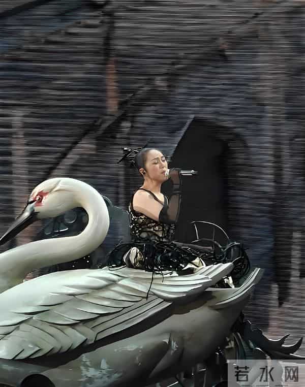 “杨千嬅13岁儿子惊艳亮相！身高突破170，眉眼鼻脸型全随爸！