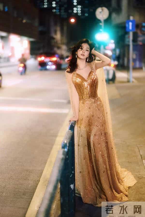 白鹿黄金礼服性感写真