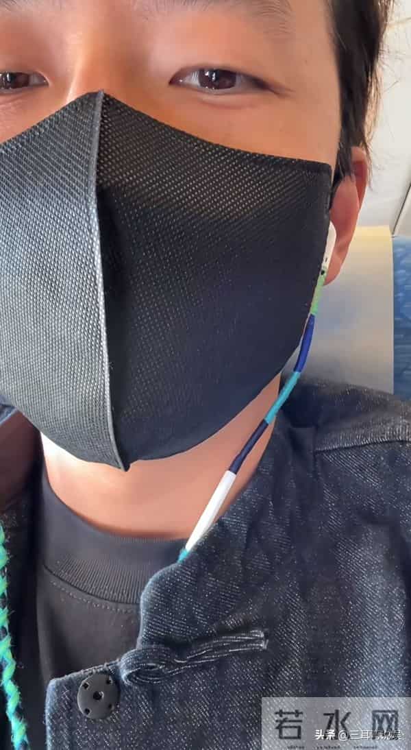 吴千语老公坐经济舱遭网友质疑，施伯雄礼貌淡定回应，价值观获赞