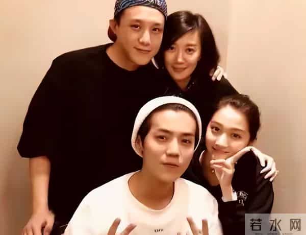 地位变了!官方官宣喜讯刚1个月,关晓彤亮“新身份”,鹿晗赚了