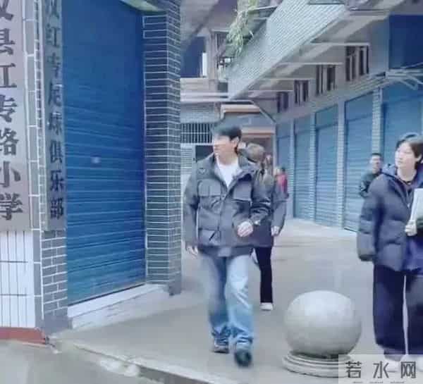 武汉偶遇惊喜！吴奇隆极简风造型曝光，中年男人穿衣教科书！