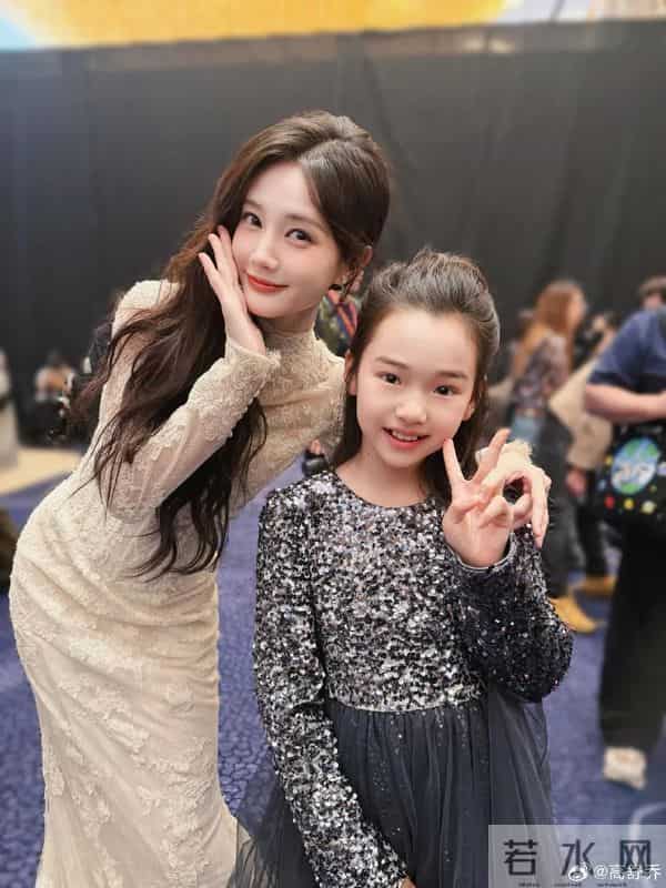 董璇9岁女儿小酒窝现身尖叫之夜!和“17位”顶流亲密合影 太爽了