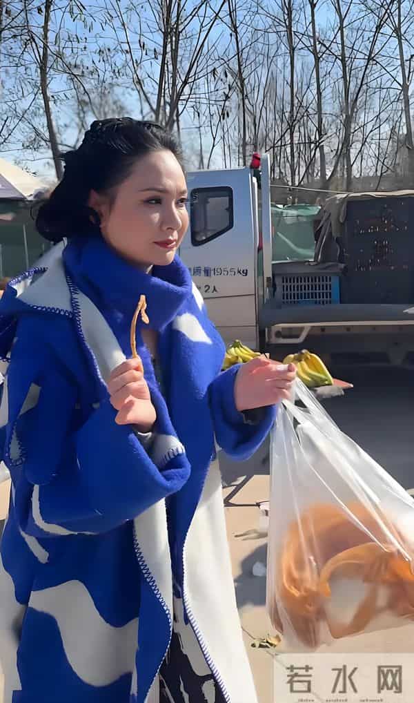 程莉莎赶山东大集，穿3万大衣买3元焦米棍解馋 像没见过世面城巴佬