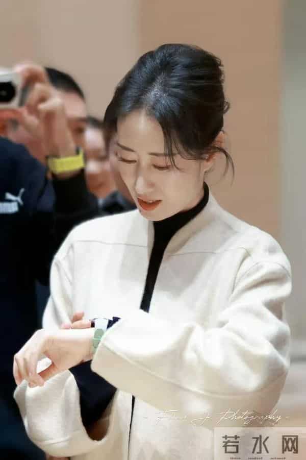 刘敏涛穿出了70后想要高级感!白色大衣黑色打底衫牛仔裤,时髦!