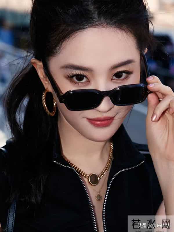 刘亦菲现身阿布扎比观看F1 高马尾短裙造型又美又飒 这状态无敌了