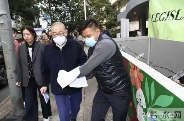 74岁刘銮雄罕露面！步履蹒跚有洁癖，年老后变慈祥，对甘比很依赖