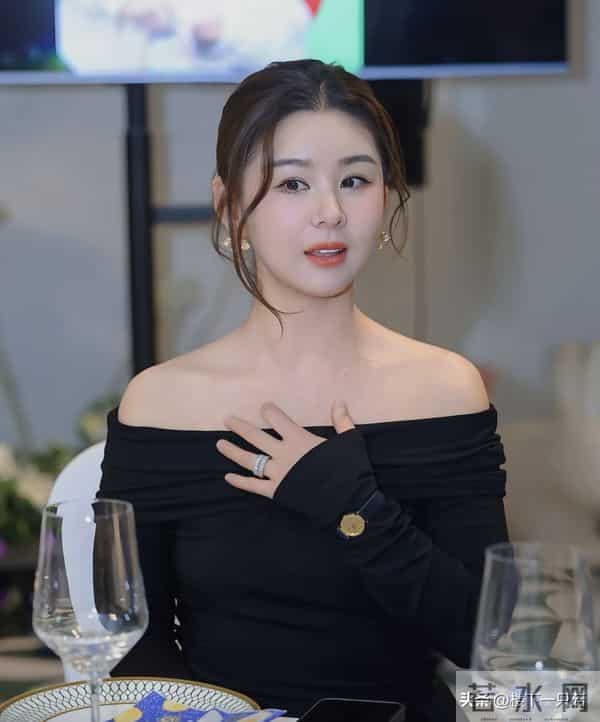 王雷四岁小儿子可爱像爸 大儿子肉嘟嘟像李小萌 一家四口共用一张脸