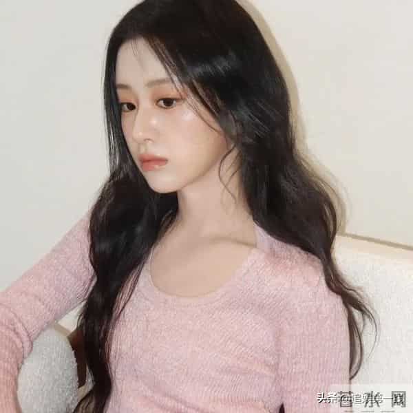 包上恩粉色毛衣裙写真:甜美与性感的完美碰撞