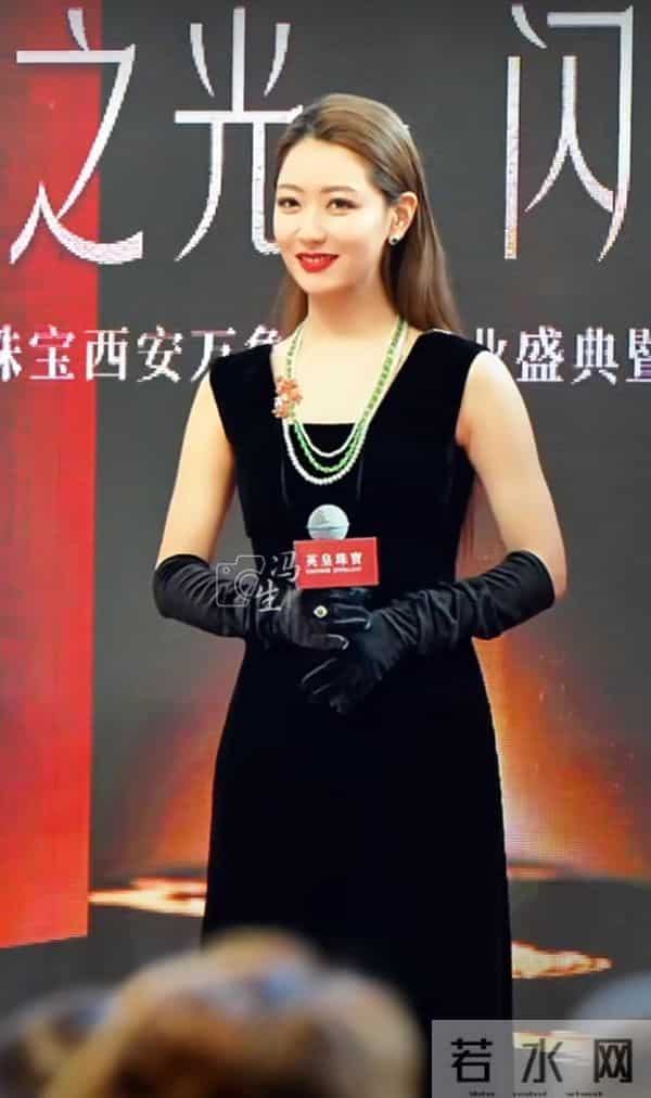 39岁白冰现身西安,貌美如花,难怪胡歌说:她太美了,都不敢看她