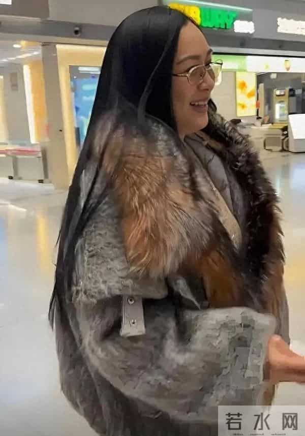 被钟丽缇机场穿搭飒到！宽松大衣显壮又怎样，自信才是王道。