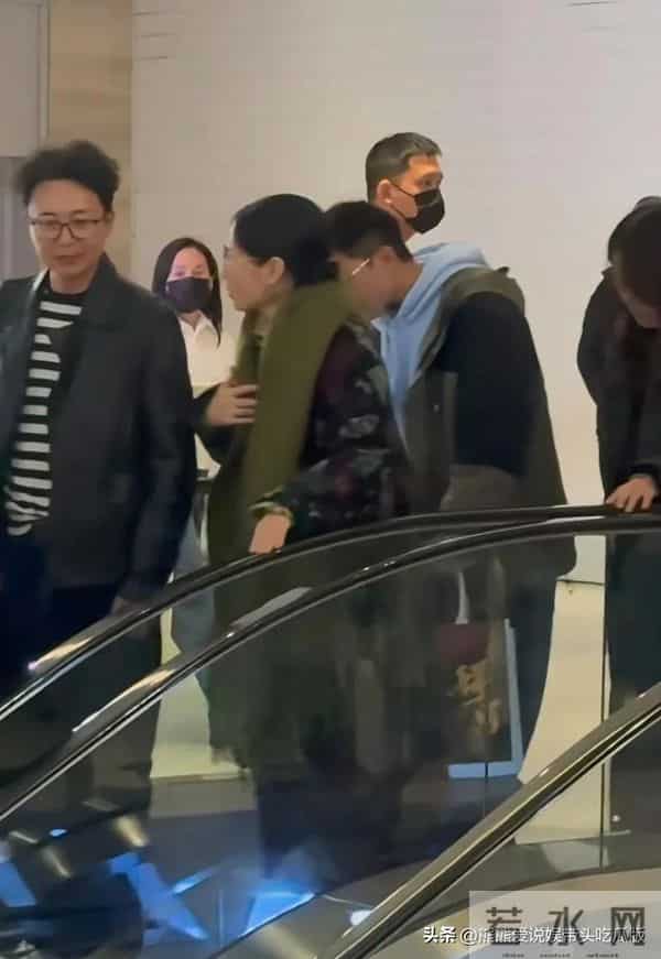 55岁刘奕君现身广州餐厅吃饭，他留了爆炸头发型，看起来挺帅的