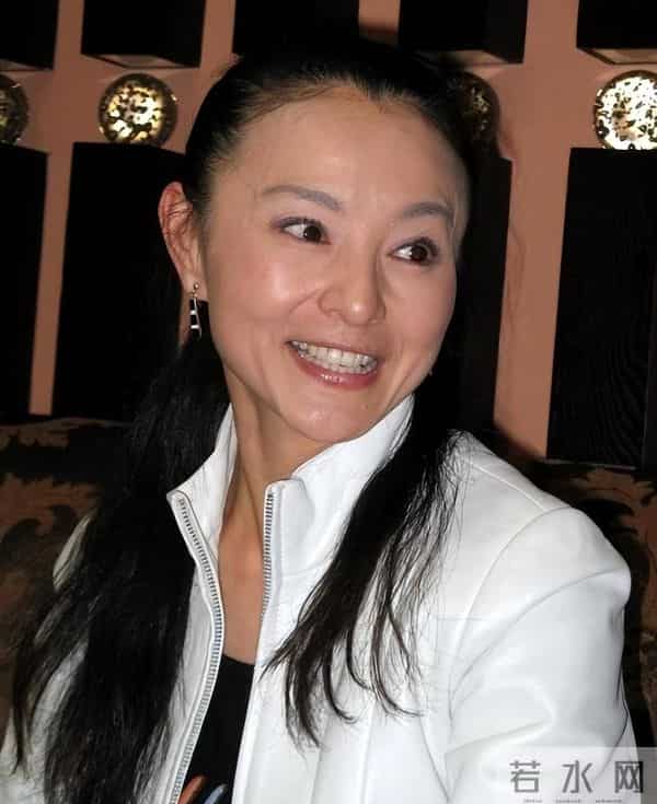 36岁嫁大17岁亿万富豪,入豪门后名声扫地,如今60岁依旧孤身一人