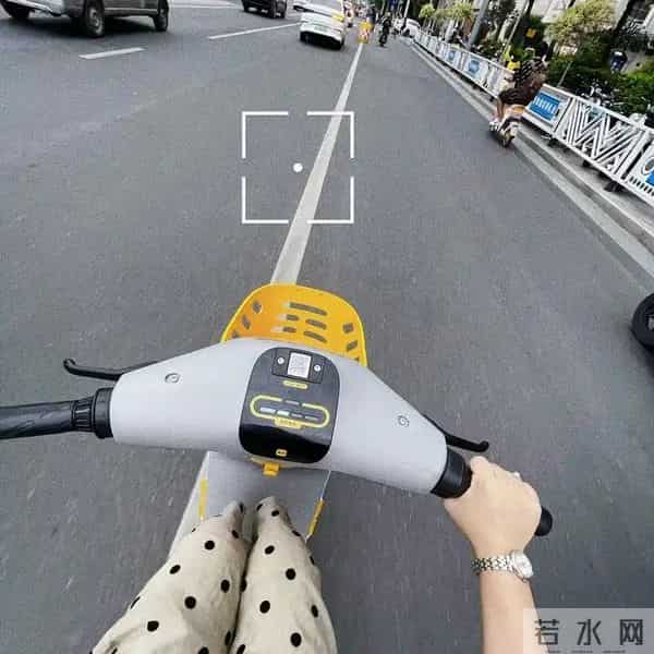 “主持人穷鬼”龙洋：没车没房，择偶标准高到离谱，35岁至今未婚