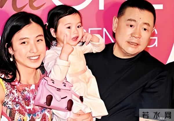 74岁刘銮雄坐轮椅现身，站立需搀扶洁癖严重，甘比一脸疲惫气色差