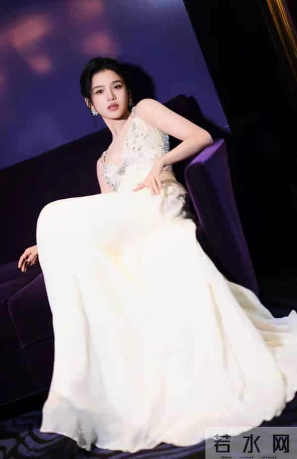 张婧仪 吊带深v连衣裙 性感美丽