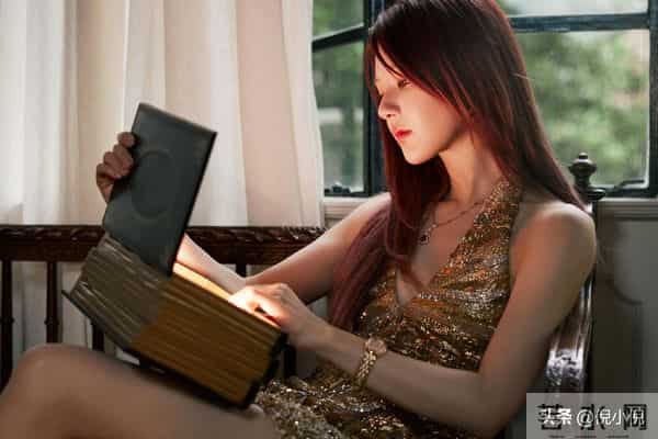 赵露思金色深V短裙 Rahul Mishra 2025春夏